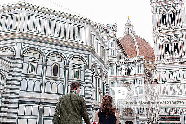 Young couple in front of Santa Maria del Fiore  Florence  Toscana  Italy