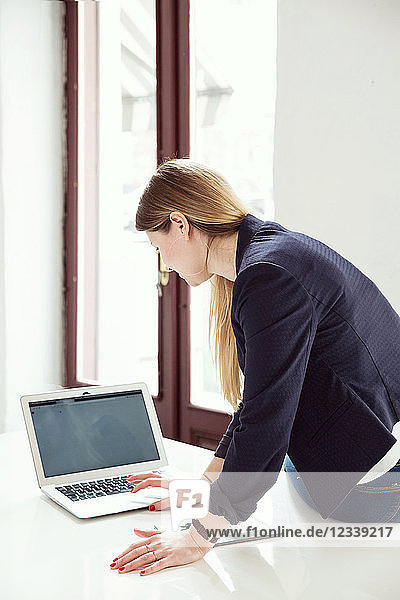 Geschäftsfrau benutzt Laptop im Büro