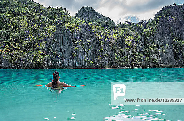 Frau auf See Banga Palawan Philippinen