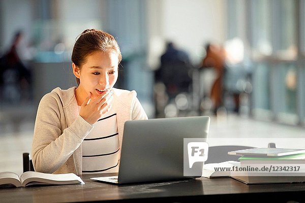 Young college students use computers in the classroom