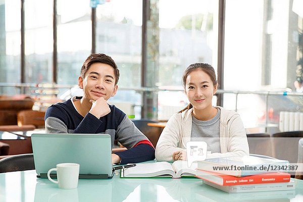 Young couples in the coffee shop to learn