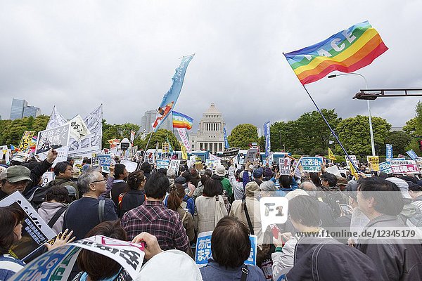Anti-Abe protesters gather in front the National Diet Building claiming PM Shinzo Abe's resignation on April 14  2018  Tokyo  Japan. Organizers claim about 30 000 protesters joined the rally demanding Abe's resignation for the Moritomo Gakuen and Kake Gakuen scandals.