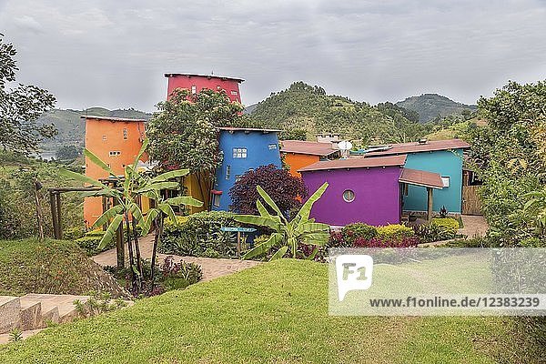 Farbenfrohe Hütten der Chameleon Hill Lodge  Kampala  Uganda  Afrika