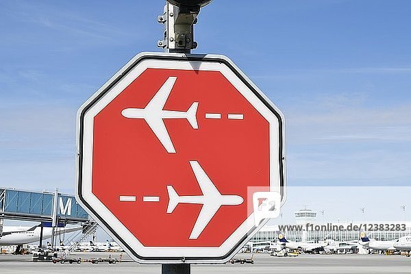 Stoppschild kreuzende Flugzeuge Flughafen München Oberbayern Bayern Deutschland Europa