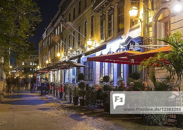 Street café  bistro in the evening in the historic old town of Québec  Québec Province  Canada  North America
