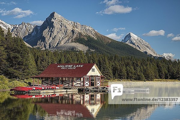 Bootshaus mit Kanus an den Ufern des Maligne Lake  Jasper National Park  Rocky Mountains  Alberta  Kanada  Nordamerika