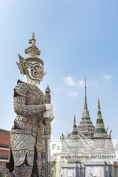 Tempelwächter am Eingang des Wat Phra Kaeo Tempels  Königspalast  Bangkok  Thailand  Asien
