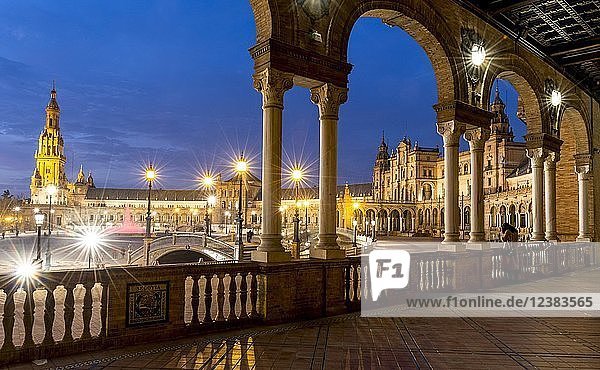 Beleuchtete Plaza de España in der Abenddämmerung  Sevilla  Andalusien  Spanien  Europa