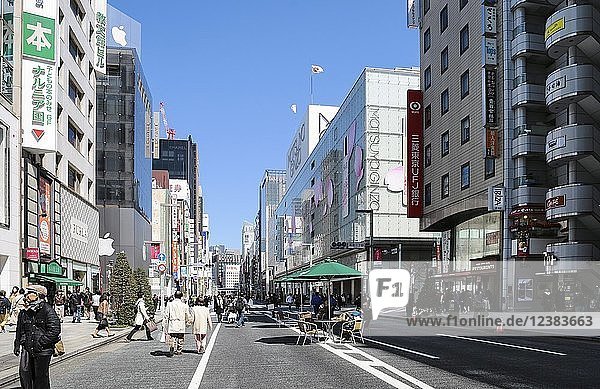 Einkaufsstraße Chuo-d?ri  reine Fußgängerzone am Wochenende  im Stadtteil Ginza  Tokio  Japan  Asien
