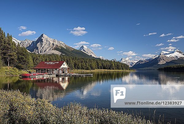 Bootshaus mit Kanus an den Ufern des Maligne Lake  Jasper National Park  Rocky Mountains  Alberta  Kanada  Nordamerika