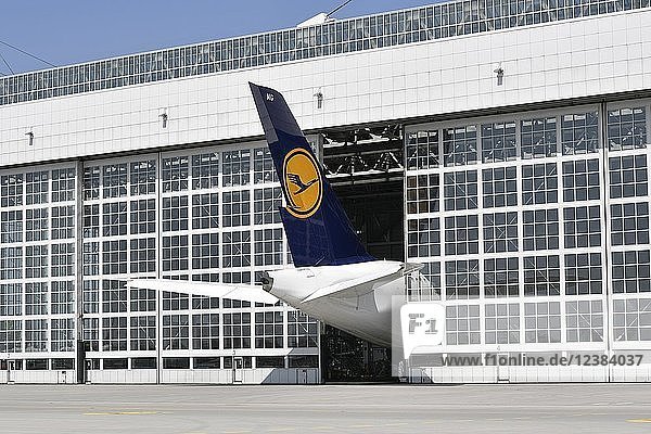Lufthansa Airbus A380-800 zur Wartung im Lufthansa-Hangar Flughafen München Oberbayern Bayern Deutschland Europa