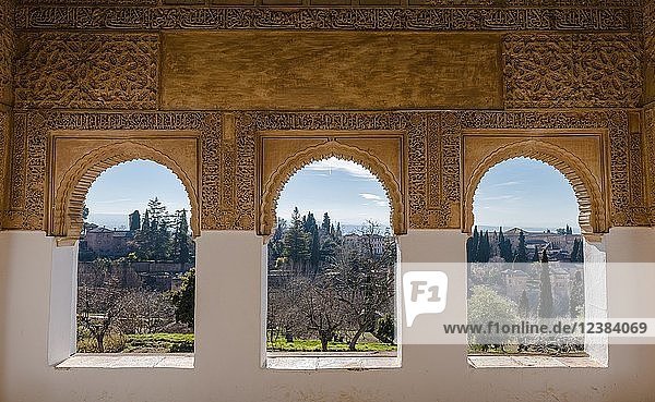 Blick durch den Torbogen  Sommerpalast Generalife  Palacio de Generalife  Granada  Andalusien  Spanien  Europa