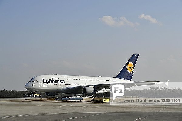 Airbus  A380-800  Lufthansa  mit Push Back Truck auf Rollbahn  Flughafen München  Oberbayern  Bayern  Deutschland  Europa