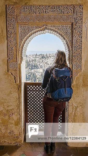 Blick durch einen Torbogen verziert mit Arabesken Maurische Ornamente Sommerpalast Generalife Palacio de Generalife Granada Andalusien Spanien Europa
