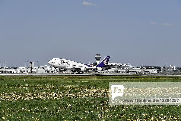 Thai Airways Boeing B747 beim Start Startbahn Süd Flughafen München Oberbayern Bayern Deutschland Europa