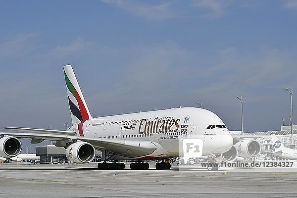 Emirates  Airbus  A380-800  rollt zur Parkposition  Terminal 1  Flughafen München  Oberbayern  Deutschland  Europa