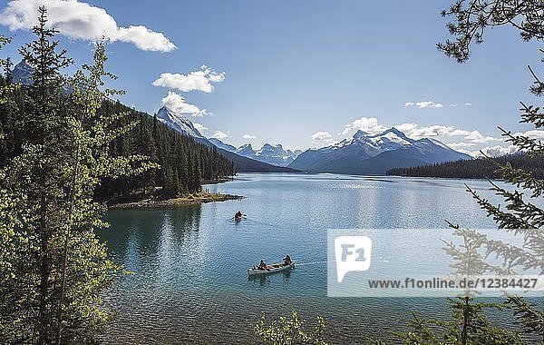 Kanufahrer auf dem Maligne Lake  dahinter die Queen Elizabeth Ranges  Jasper National Park  Rocky Mountains  Alberta  Kanada  Nordamerika