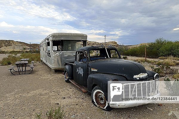 Alter rostiger Chevrolet mit Wohnwagen auf einem Rastplatz  Terlingua  Texas  USA  Nordamerika