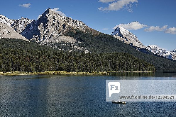 Angler am Maligne Lake  hinter der Bergkette  Jasper National Park  Rocky Mountains  Alberta  Kanada  Nordamerika