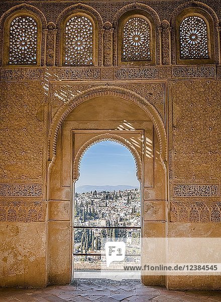 Blick durch einen mit Arabesken verzierten Torbogen  maurische Ornamente  Sommerpalast Generalife  Palacio de Generalife  Granada  Andalusien  Spanien  Europa
