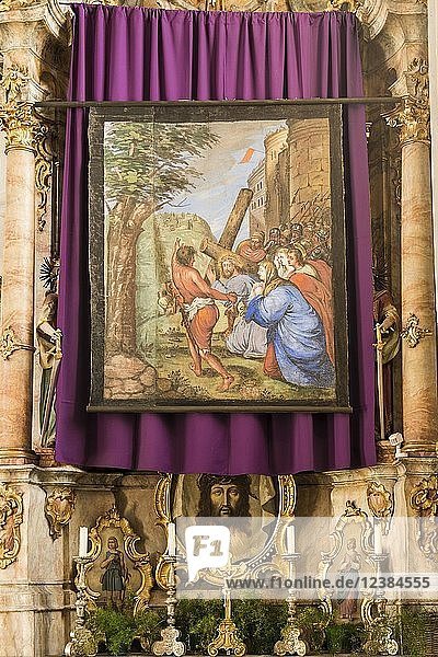 Restauriertes Fastentuch hängt in der Kirche über dem Altar  verhüllte bildliche Darstellungen während der Fastenzeit  Flintsbach  Bayern  Deutschland  Europa