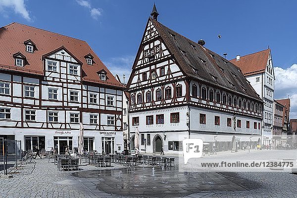 Rechts ehemaliges Brot- und Tanzhaus erbaut 1442 bis 1444  heute städtisches Verwaltungsgebäude  auf dem Dach ein Storchenpaar  Nördlingen  Bayern  Deutschland  Europa