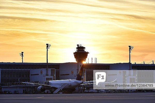 Lufthansa  Airbus  A350-900 mit Tower und Terminal 2 bei Sonnenuntergang  Flughafen München  Oberbayern  Bayern  Deutschland  Europa