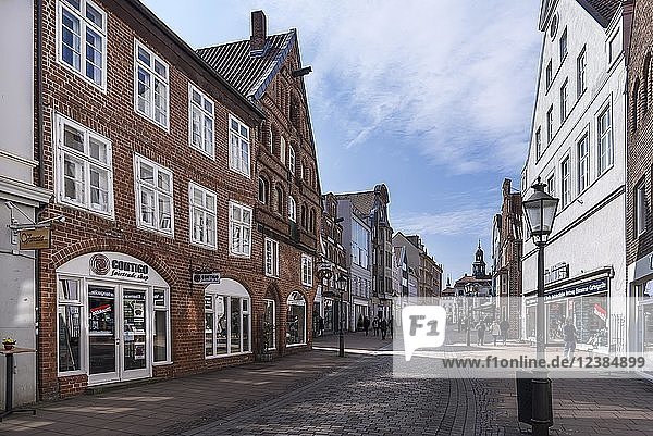 Fußgängerzone in der historischen Altstadt  im hinteren Rathaus  Lüneburg  Niedersachsen  Deutschland  Europa