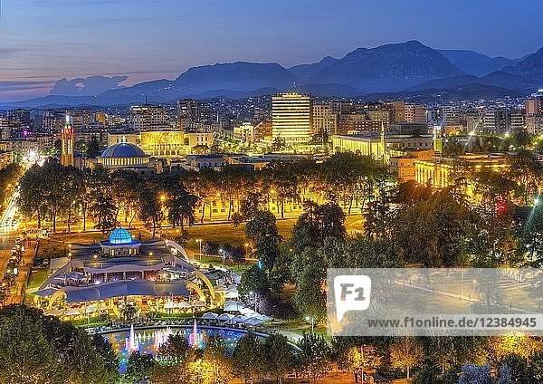 Rinia-Park und Stadtzentrum  Blick vom Sky Tower  hintere Umgebung mit Bergen  Abenddämmerung  Tirana  Albanien  Europa