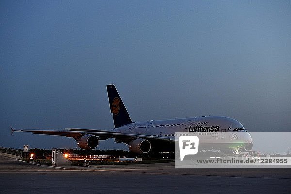 Lufthansa  Airbus  A380-800 mit Push Back Truck bei Nacht  Flughafen München  Oberbayern  Bayern  Deutschland  Europa