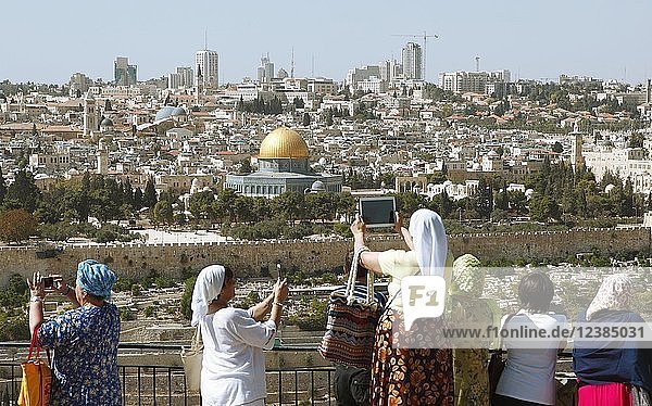 Frauen fotografieren den Felsendom  qubbat as-sachra  Kipat Hasela  auf dem Tempelberg  die Altstadt und die Skyline  Jerusalem Israel
