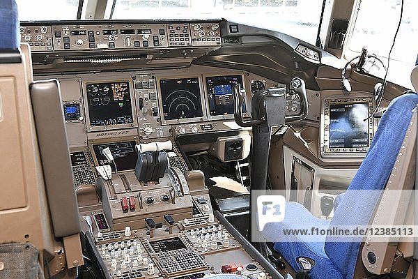 Cockpit  Boeing  B 777  Air China  Flughafen München  Oberbayern  Bayern  Deutschland  Europa