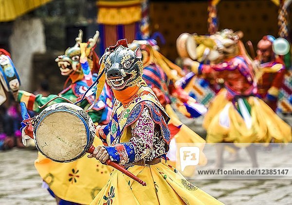 Tänzer beim Maskentanz religiöses Tsechu Klosterfest Gasa Distrikt Distrikt Tshechu Festival Gasa Himalaya-Region Königreich Bhutan