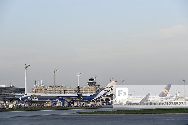 Air Bridge Cargo Boeing B747-800 Frachtflugzeug Cargo Frachtverladung Abenddämmerung Flughafen München Oberbayern Bayern Deutschland Europa