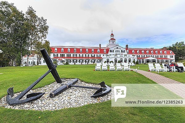 Hotel Tadoussac at the mouth of the Saguenay Fjord into the St. Lawrence River  Tadoussac  Québec Province  Canada  North America