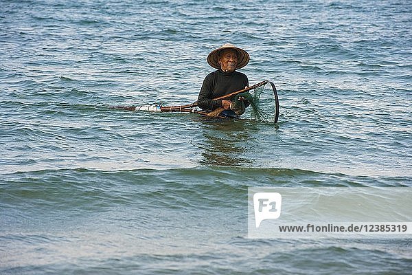 Muscheljäger  Muschelfischer mit Strohhut  Strand Cua Dai in Hoi An  Vietnam  Asien