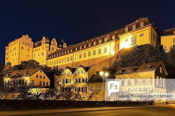 Schloss Weilburg  Spiegelung in der Lahn  bei Nacht  Weilburg an der Lahn  Hessen  Deutschland  Europa