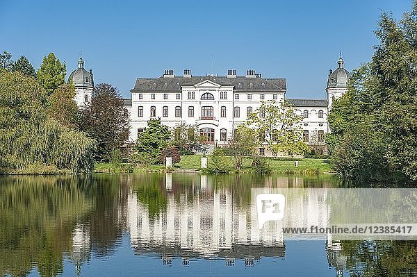 Schloss Gut Salzau mit Spiegelung im Wasser  Fargau-Pratjau  Schleswig-Holstein  Deutschland  Europa