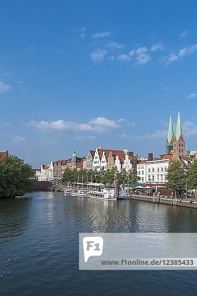 Historische Häuser  Ausflugsschiffe auf der Trave  Lübeck  Schleswig-Holstein  Deutschland  Europa