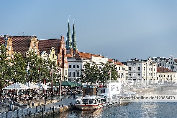 Liegeplatz an der Trave  Altstadt mit Dom  Lübeck  Schleswig-Holstein  Deutschland  Europa