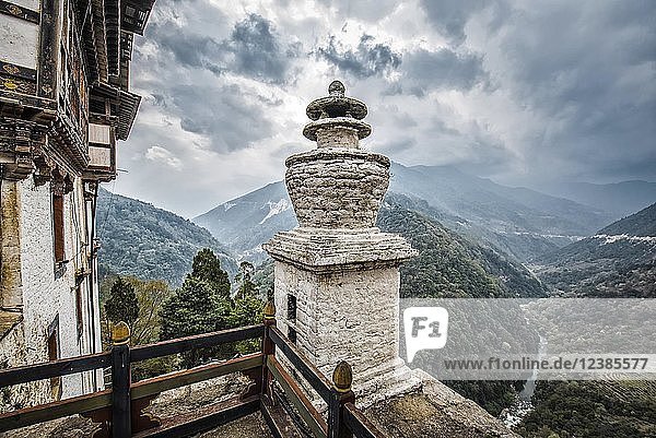 Ausblick von der größten Klosterfestung Trongsa Dzong Trongsa Himalaja-Region Bhutan Asien
