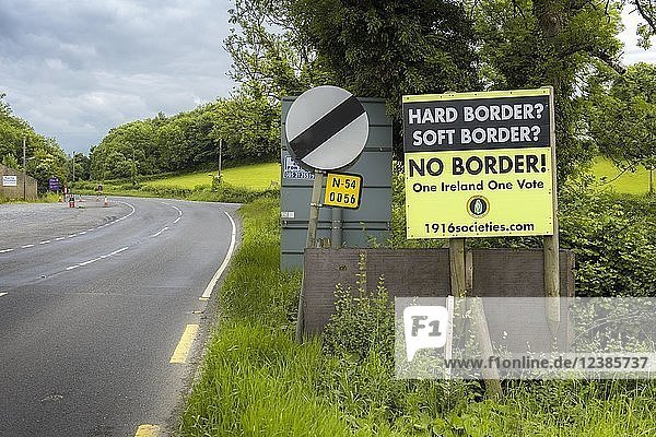 Europäische Grenze zwischen der Republik Irland und Nordirland  die nach den Brexit-Verhandlungen zwischen der EU und Großbritannien zu einer harten Grenze werden könnte  Blacklion  County Cavan  Irland  Europa