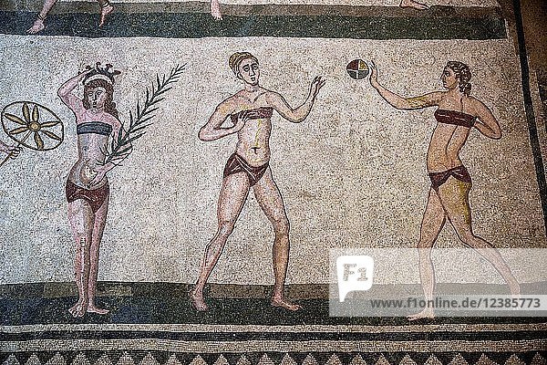 Bodenmosaik von drei Frauen im Bikini Saal der Bikini-Mädchen Villa Romana del Casale römische Villa aus dem 4. Jahrhundert n. Chr. Piazza Armerina Provinz Enna Sizilien Italien Europa