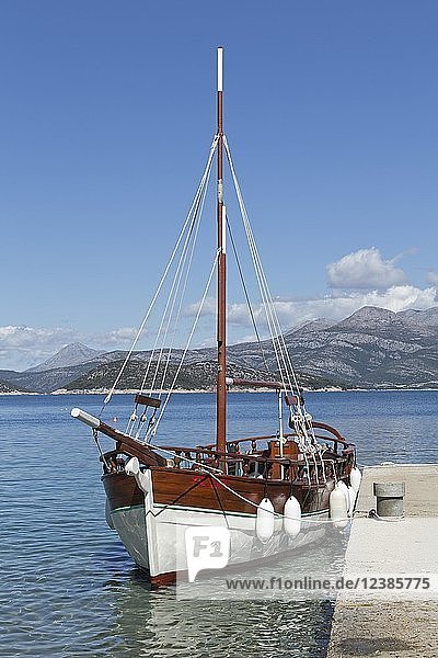 Segelboot am Steg  Insel Lopud  Elaphitische Inseln  Dalmatien  Kroatien  Europa