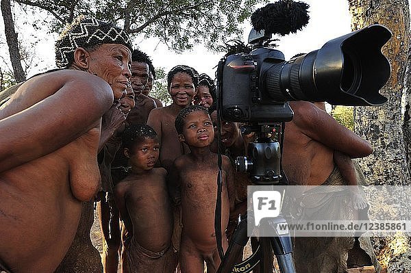 Group of San people  from the Bushman tribe  curious behind the camera  Ju/'Hoansi-San near Tsumkwe  Otjozondjupa region  Namibia  Africa