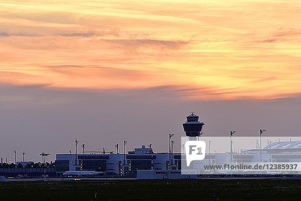 Tower und Terminal 2 im Sonnenuntergang Flughafen München Oberbayern Bayern Deutschland Europa