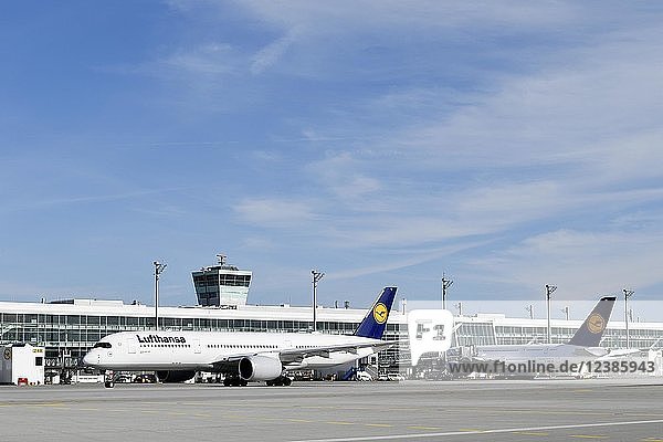 Lufthansa  Airbus  A350-900 und Lufthansa  Airbus  A380-800  im Satellitenterminal (Terminal 2)  Flughafen München  Oberbayern  Bayern  Deutschland  Europa