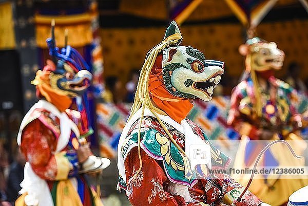 Tänzer beim Maskentanz religiöses Tsechu Klosterfest Gasa Distrikt Distrikt Tshechu Festival Gasa Himalaya-Region Königreich Bhutan