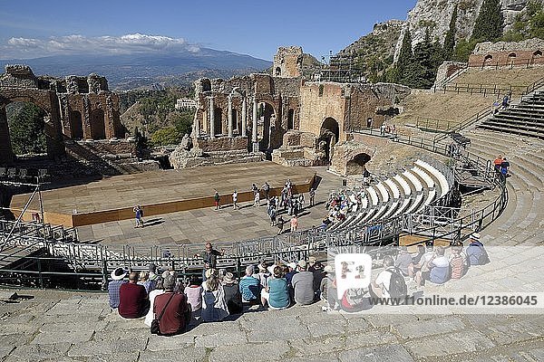 Teatro Greco aus dem 3. Jahrhundert n. Chr. mit Blick auf den Vulkan Ätna griechisches Theater Taormina Provinz Messina Sizilien Italien Europa