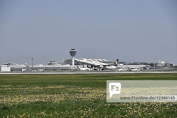 Lufthansa  Airbus  A321-200  Start  Blumenwiese  Startbahn Süd  Tower  Terminal 1  Flughafen München  Oberbayern  Bayern  Deutschland  Europa